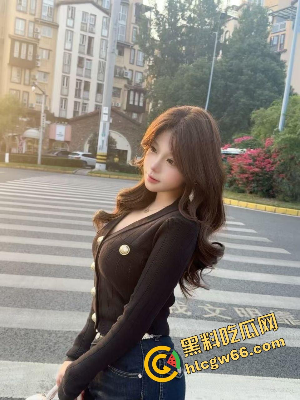 青岛高冷舞蹈老师『刘倪』酒后车震不过瘾,自己撕开黑丝小穴坐上来骑,操完还嘴巴张着要你射脸上!-2