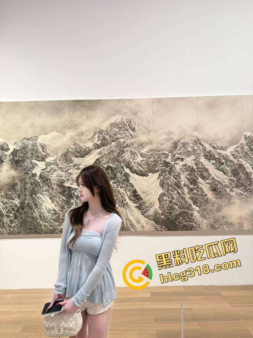 四个骚货互舔互抠开淫趴，四人舌吻湿成一片，鲍鱼对鲍鱼口水拉丝舔到崩溃，黏液四溅我选开胶！-1