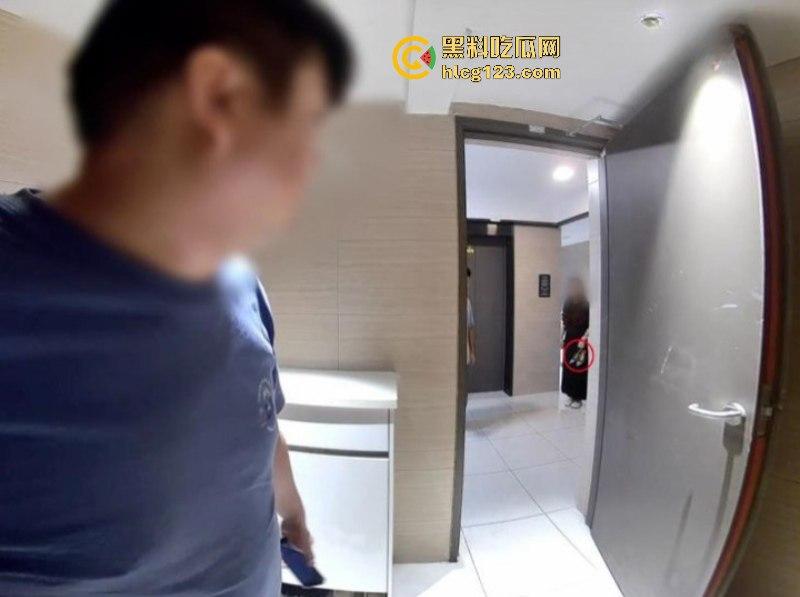 监控实拍男子偷业主女鞋 蹲楼道狂舔10分钟 变态行径被全程拍下-6