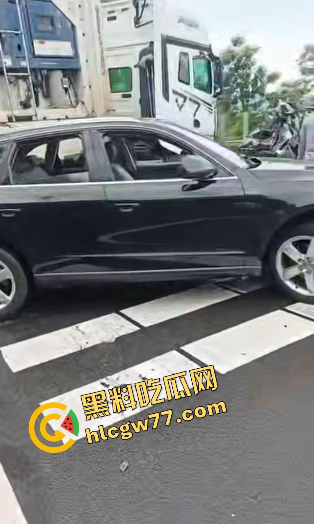 泉南高速惊魂！临桂-灵川段大挂车狂撞四小车，福利路出口变炼狱！-3