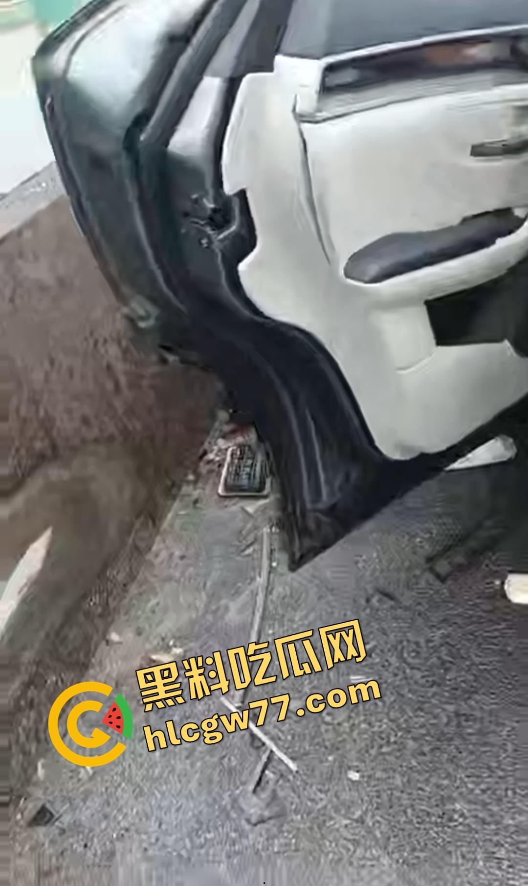 泉南高速惊魂！临桂-灵川段大挂车狂撞四小车，福利路出口变炼狱！-5