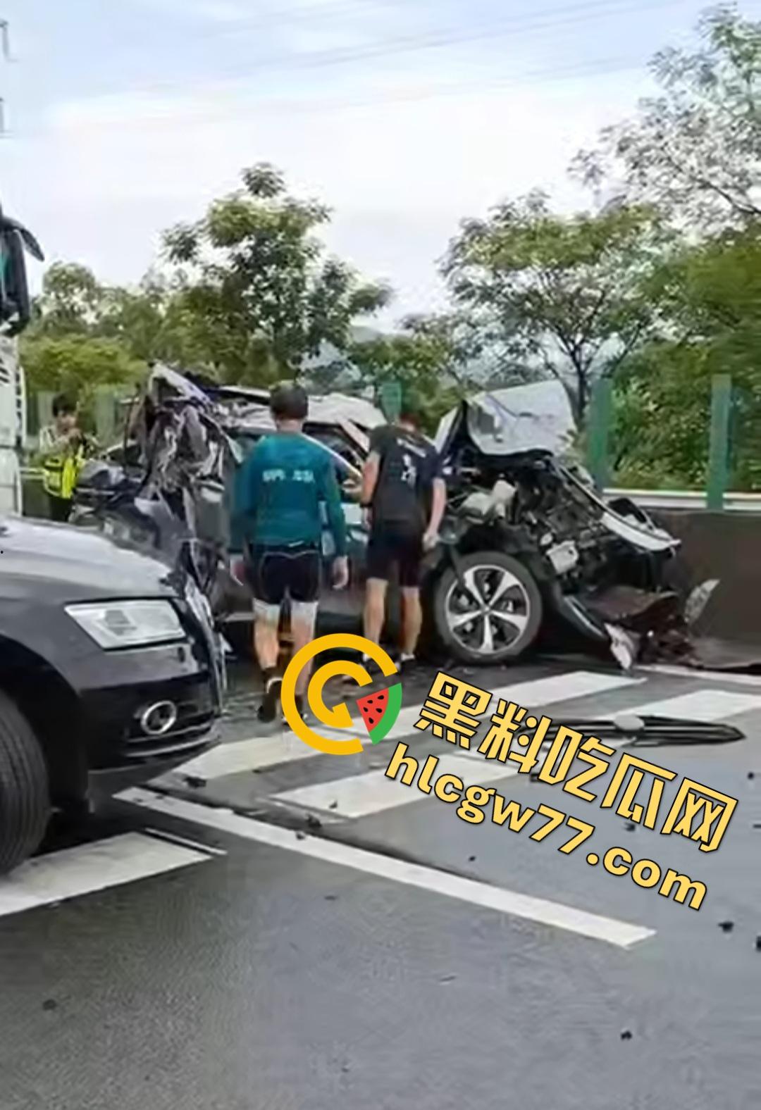 泉南高速惊魂！临桂-灵川段大挂车狂撞四小车，福利路出口变炼狱！-8