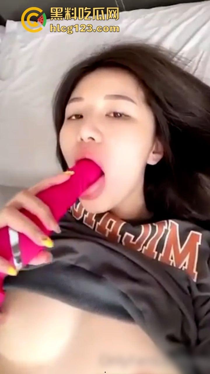 大马网红【萧佩儿】大奶翘臀 玩具自慰插嘴抠逼 与男友高清做爱视频曝光 !-4