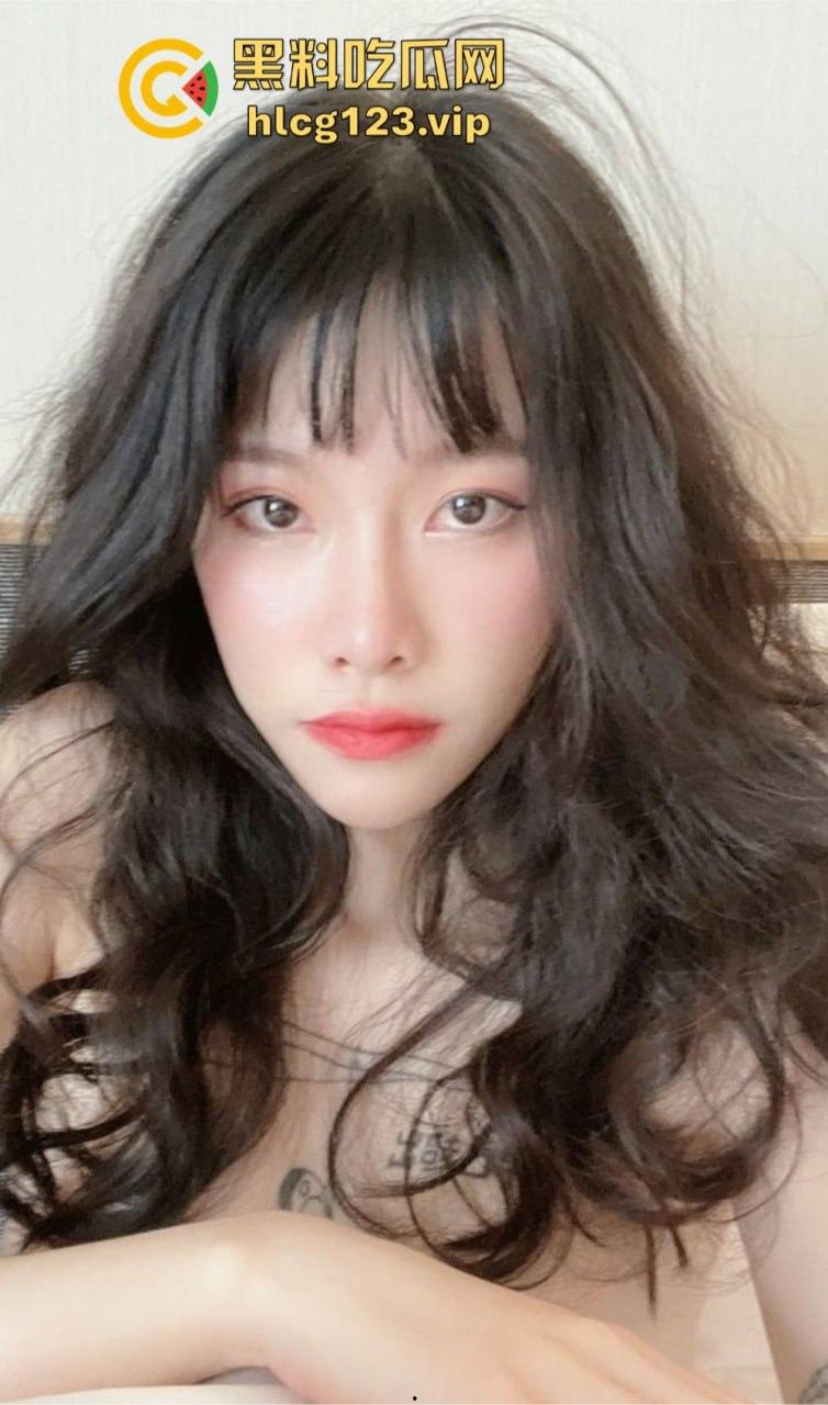 精神小骚妹独自在家玩弄自己！内内纹身自拍，抽烟玩骚，自慰爽到飞起！-2