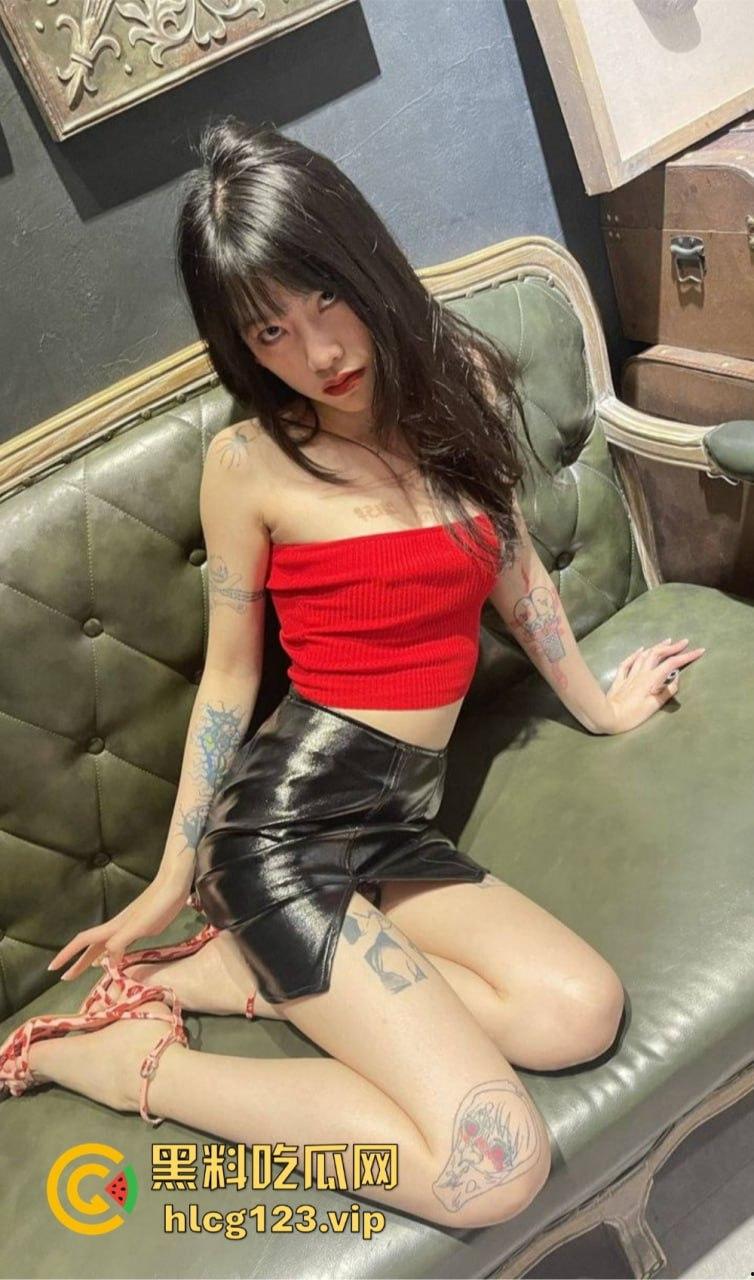 精神小骚妹独自在家玩弄自己！内内纹身自拍，抽烟玩骚，自慰爽到飞起！-3