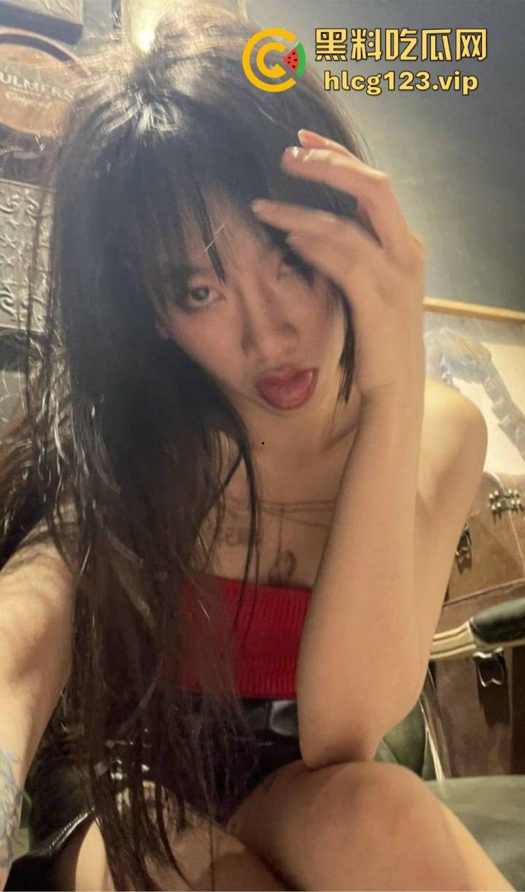 精神小骚妹独自在家玩弄自己！内内纹身自拍，抽烟玩骚，自慰爽到飞起！-11