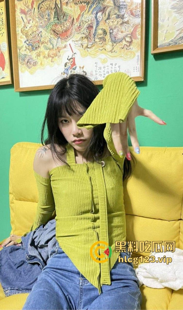 精神小骚妹独自在家玩弄自己！内内纹身自拍，抽烟玩骚，自慰爽到飞起！-17