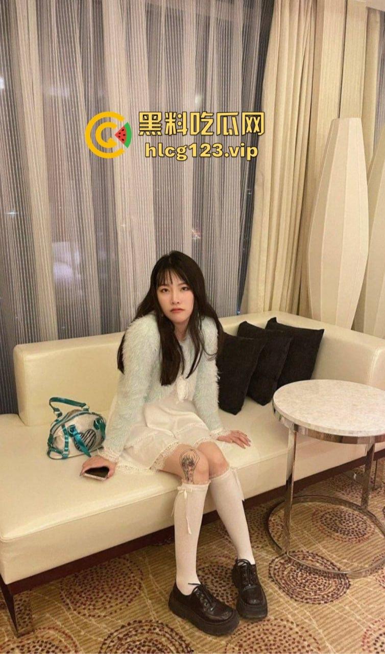 精神小骚妹独自在家玩弄自己！内内纹身自拍，抽烟玩骚，自慰爽到飞起！-18