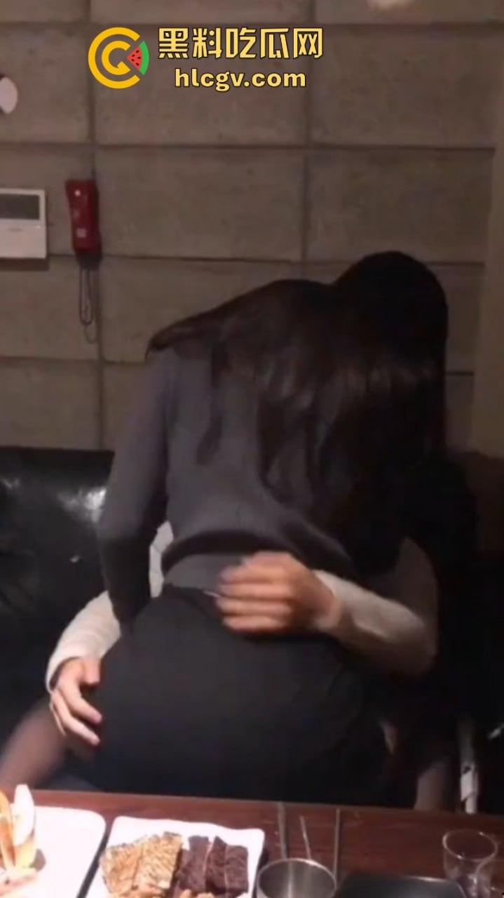 天津邮电学院醉酒情侣包间做爱被偷拍 口交抠穴上位骑乘 淫叫声隔壁都听到了-3