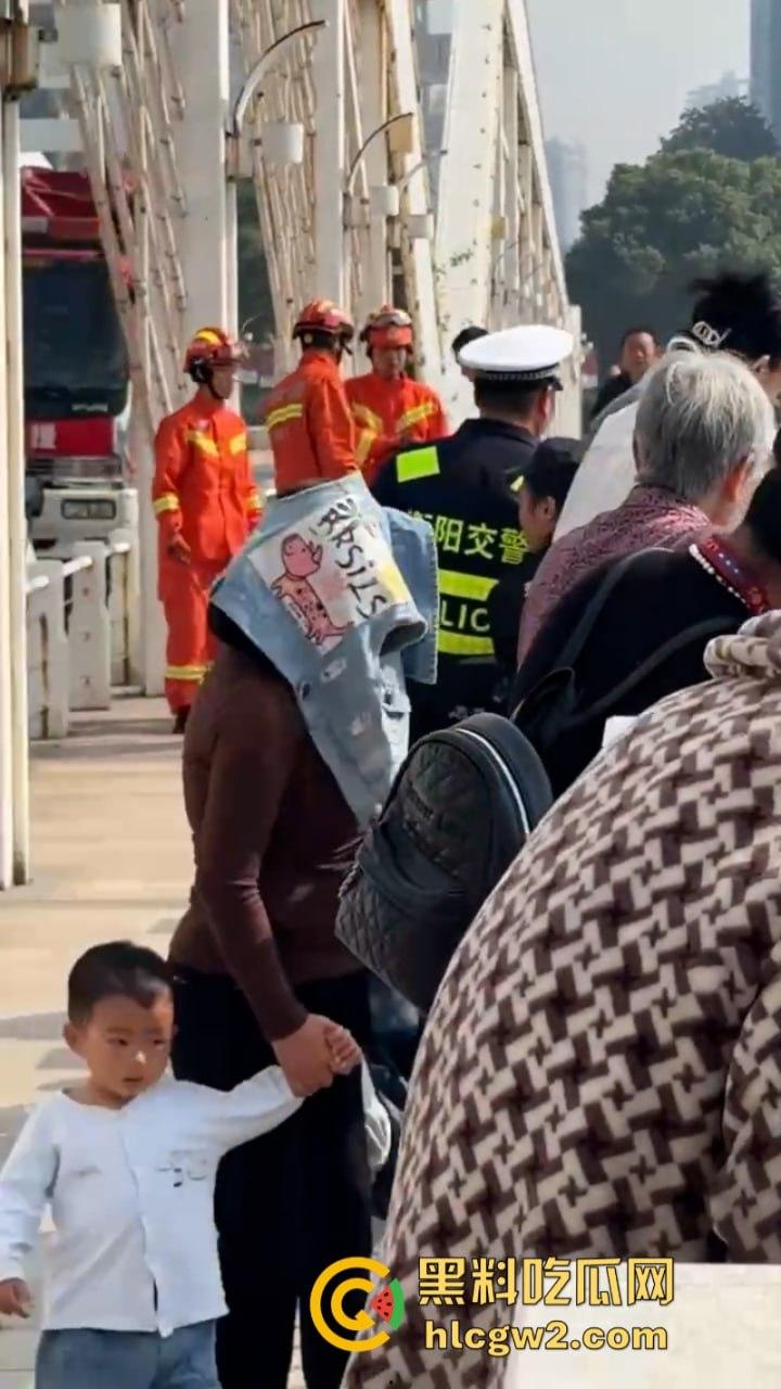 湖南衡阳小伙为求女友复合上演轻生苦肉计 中途又反悔 “桥不跳了，人还是要带走的！”-9