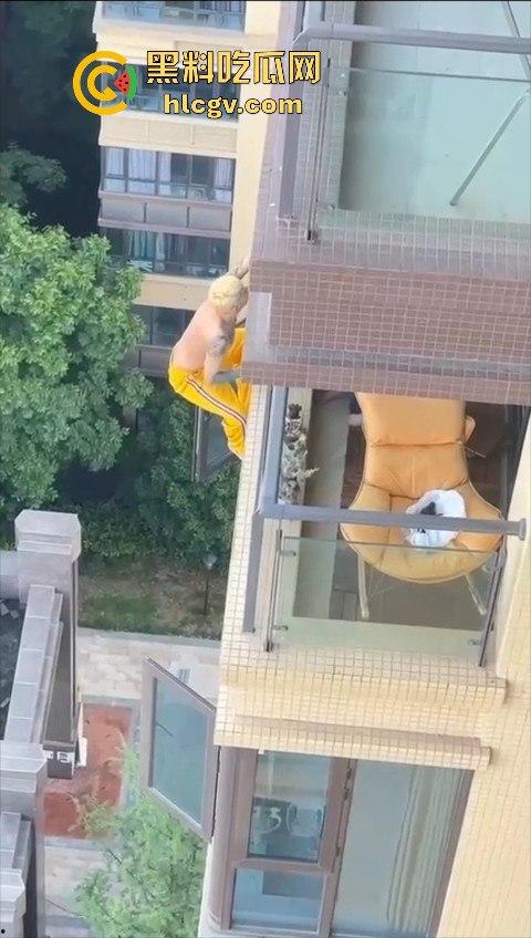 胆小慎入！倔种老黄偷情命都不要！老公查岗不进屋扒在12楼窗外，吓得脚软摔下去，逼再香也不值啊！-1