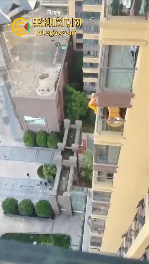 胆小慎入！倔种老黄偷情命都不要！老公查岗不进屋扒在12楼窗外，吓得脚软摔下去，逼再香也不值啊！-5