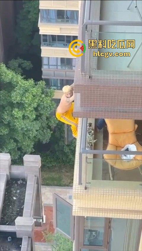 胆小慎入！倔种老黄偷情命都不要！老公查岗不进屋扒在12楼窗外，吓得脚软摔下去，逼再香也不值啊！-6
