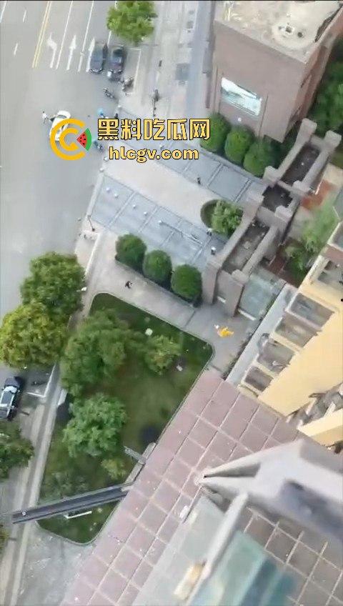 胆小慎入！倔种老黄偷情命都不要！老公查岗不进屋扒在12楼窗外，吓得脚软摔下去，逼再香也不值啊！-8