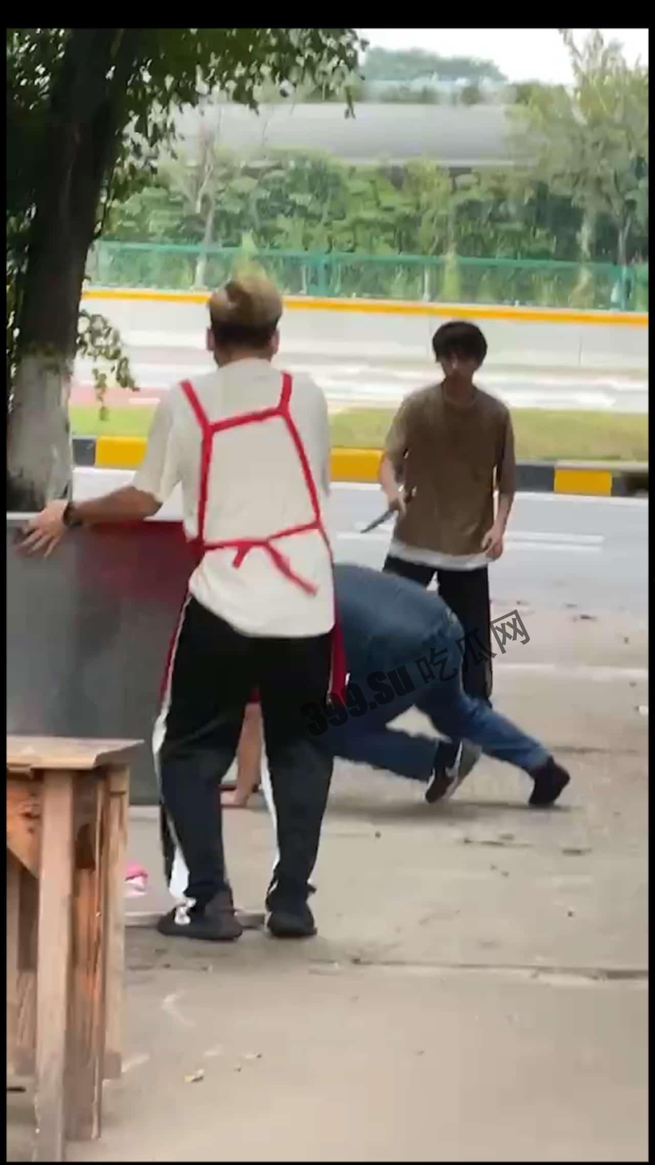 广州华商学院  持刀 #伤人  目前暂不清楚原因-4