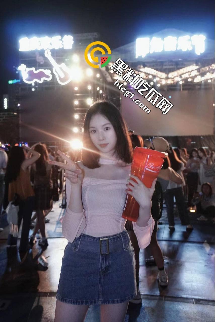 独家爆料!成都理工大学学妹拍私房 摄影师色心渐起叫学妹足交 学妹一脸不情愿 奈何给的太多了-2