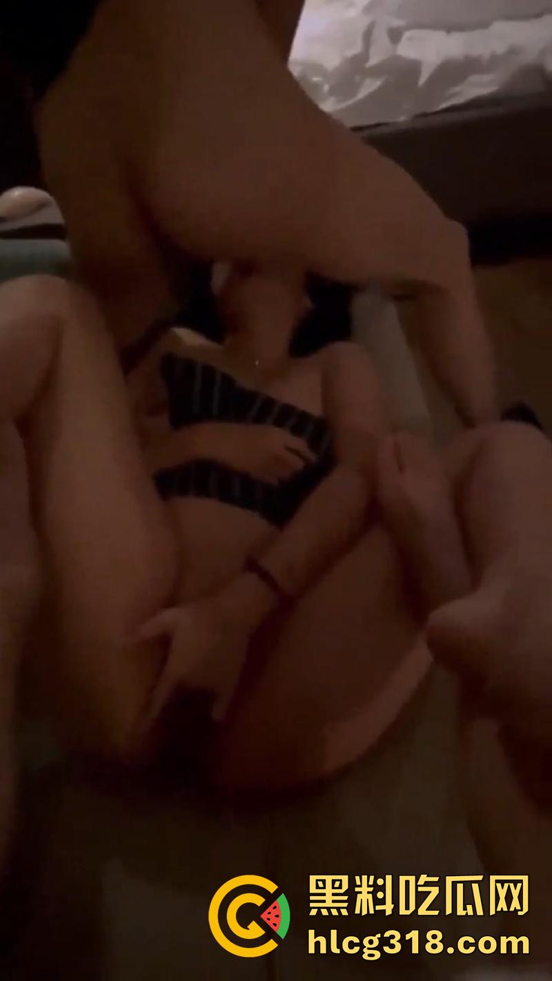 新疆遍地迪里热吧！新疆高颜值尤物【斯琴】，高挑身材性感女神，带闺蜜被男友轮操，再被男友带兄弟轮奸！-4