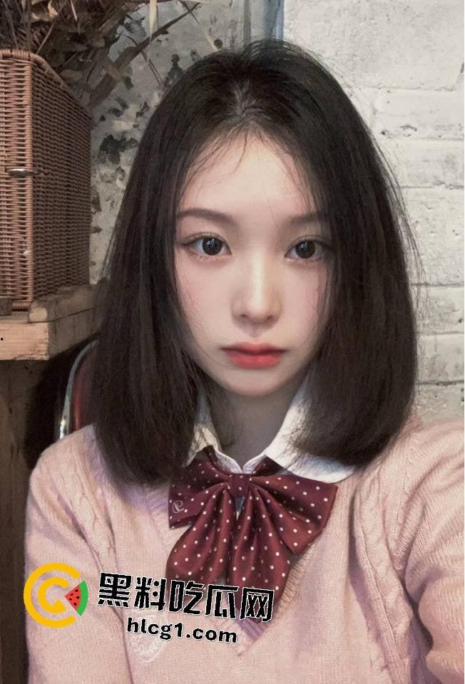 独家爆料!成都理工大学学妹拍私房 摄影师色心渐起叫学妹足交 学妹一脸不情愿 奈何给的太多了-4