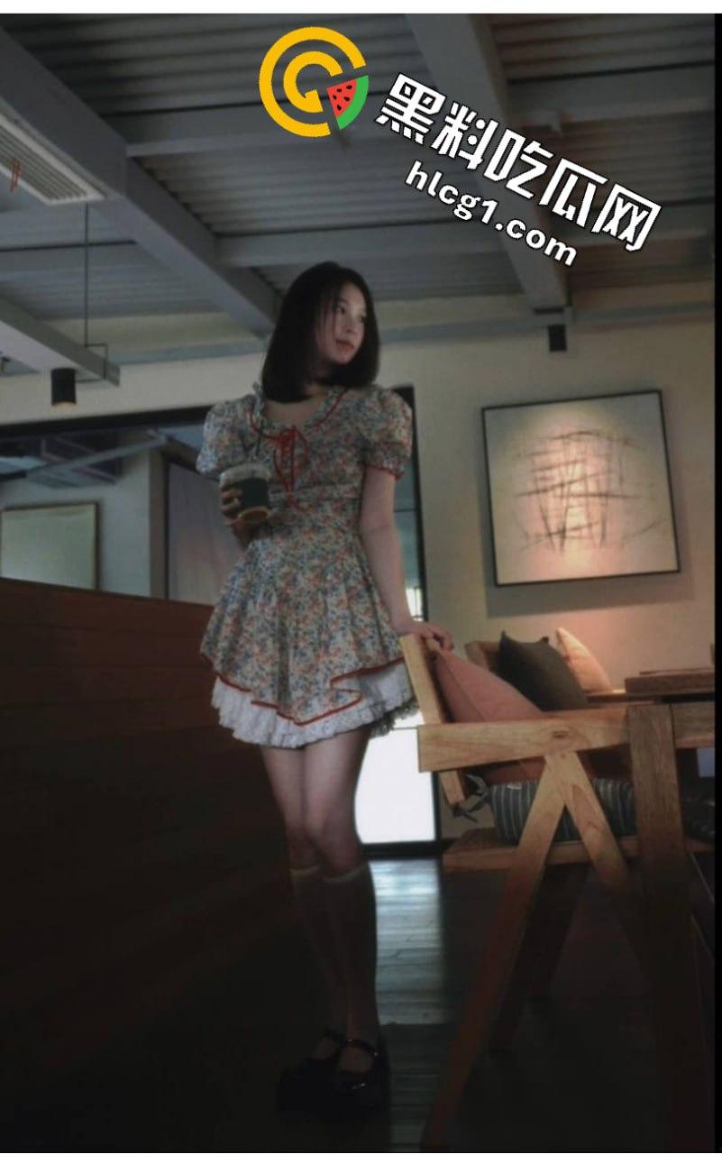 独家爆料!成都理工大学学妹拍私房 摄影师色心渐起叫学妹足交 学妹一脸不情愿 奈何给的太多了-6