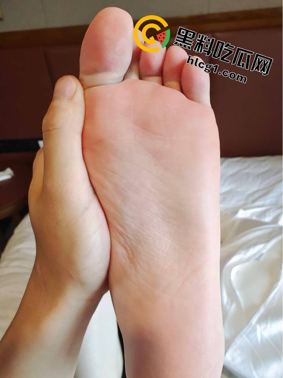 独家爆料!成都理工大学学妹拍私房 摄影师色心渐起叫学妹足交 学妹一脸不情愿 奈何给的太多了-8