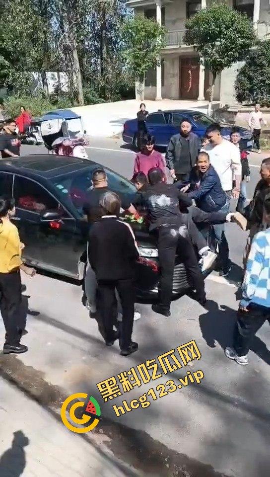 河南淮滨县天价彩礼闹剧！结婚当天临时加价18万，新娘跑上婚车，哥哥躺地上耍流氓拦车！-4