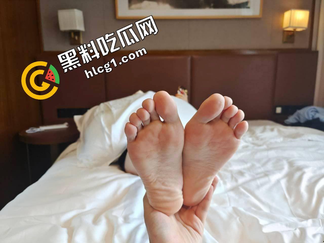 独家爆料!成都理工大学学妹拍私房 摄影师色心渐起叫学妹足交 学妹一脸不情愿 奈何给的太多了-9