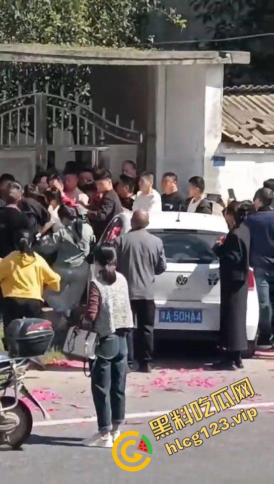 河南淮滨县天价彩礼闹剧！结婚当天临时加价18万，新娘跑上婚车，哥哥躺地上耍流氓拦车！-8