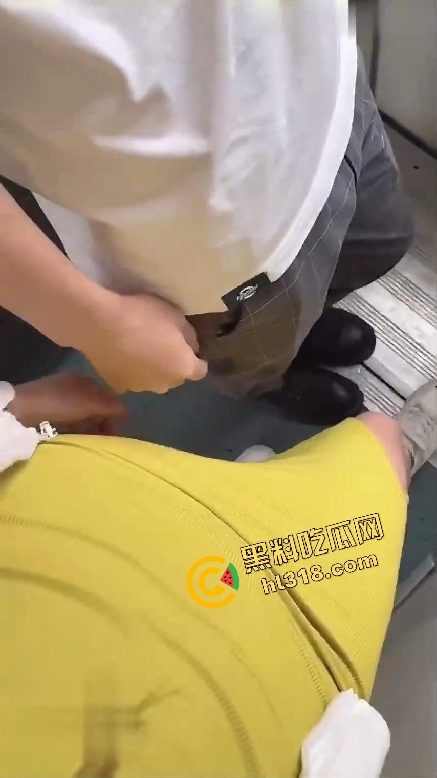 什么叫移动打炮？饥渴御姐车厢激战，一路搭讪一路摸，厕所偷情全程抓紧扶手，谁还在意终点是哪？-5