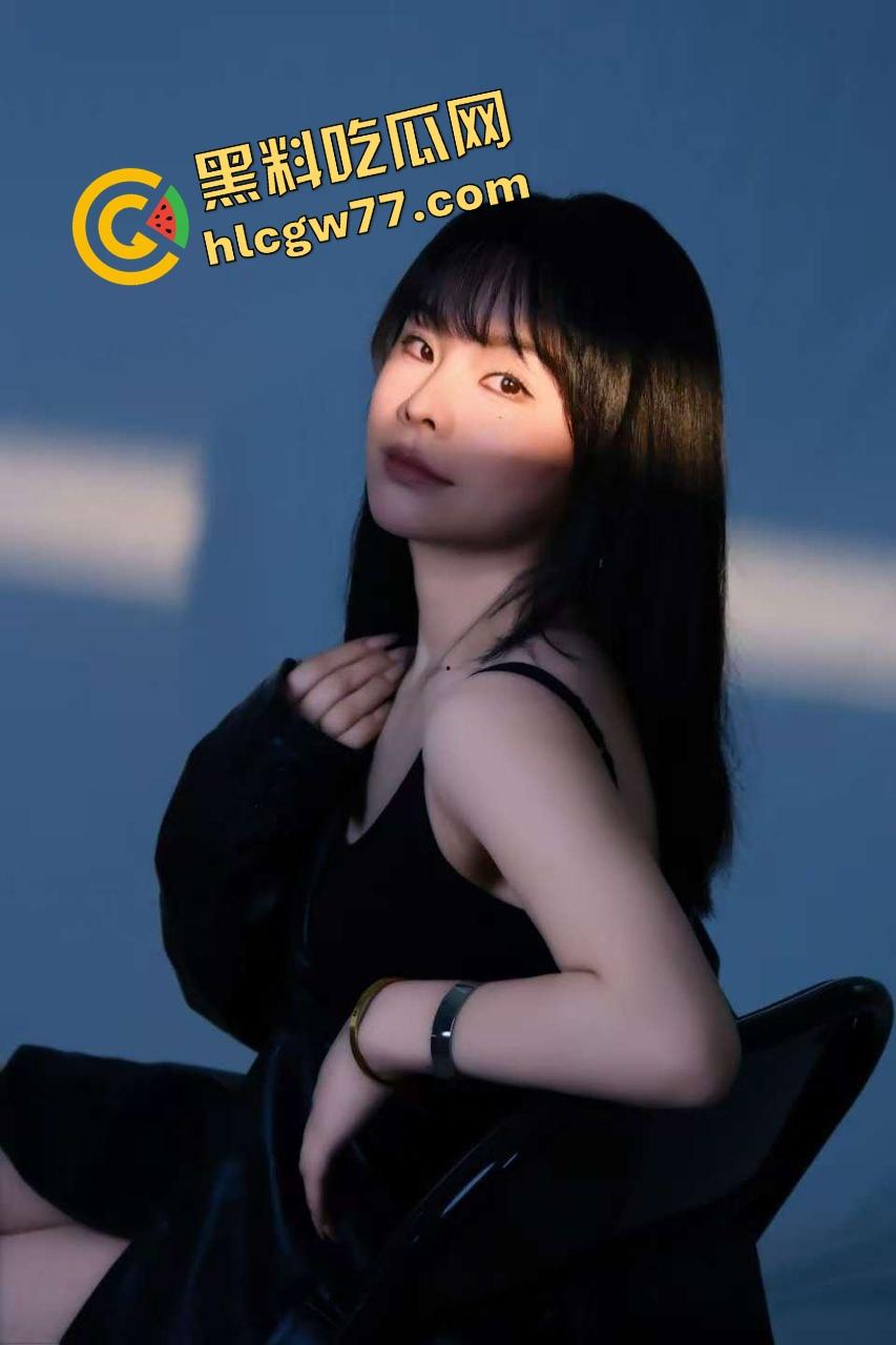 上海美术学院【李珂】光着身子拴狗链、全裸贴地在马路上爬，身上还缠着发光灯，精液喷得屁股蛋上反光！-3