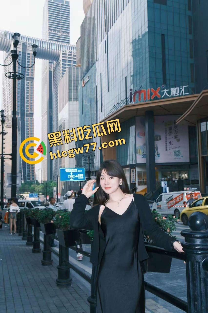 上海美术学院【李珂】光着身子拴狗链、全裸贴地在马路上爬，身上还缠着发光灯，精液喷得屁股蛋上反光！-4