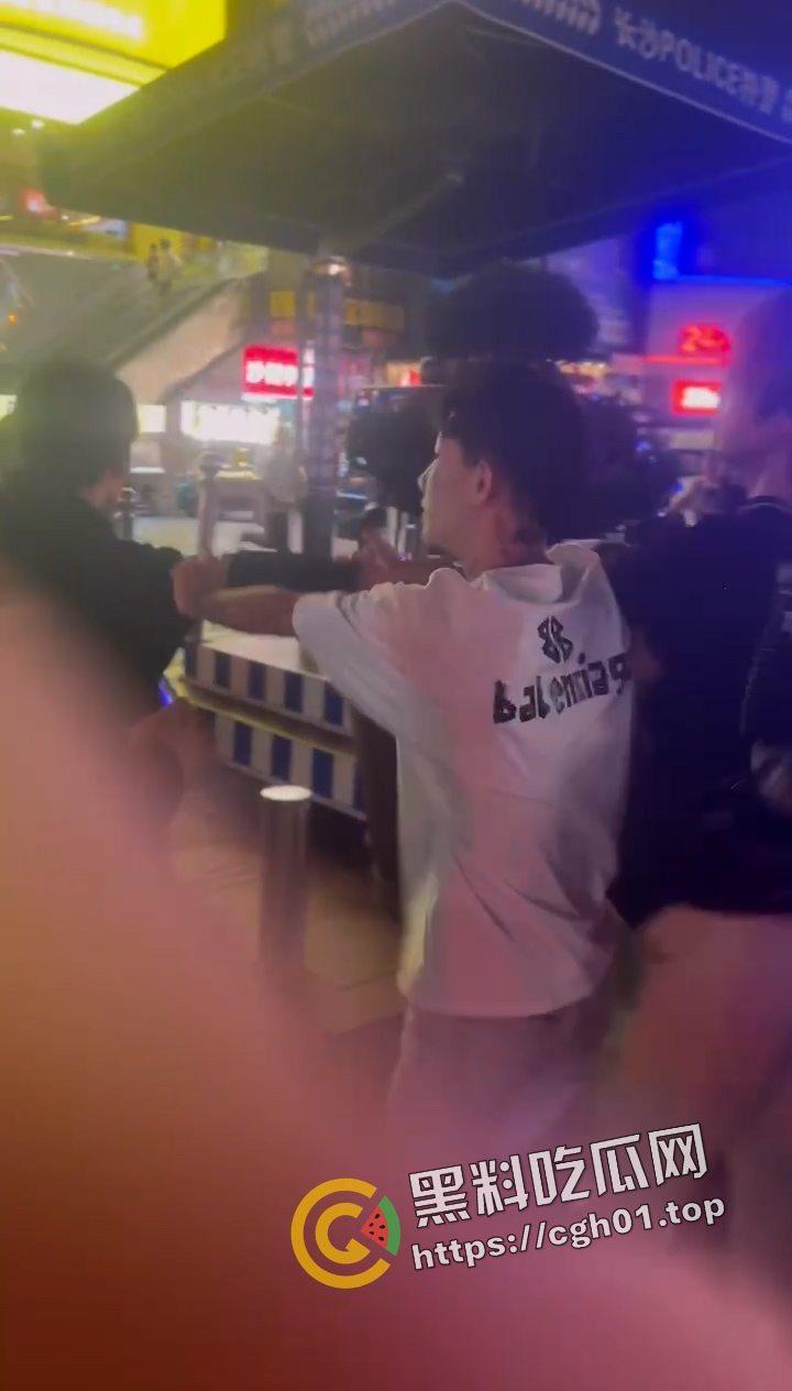 抖音网红【李金帅】街头惹事被暴打 恶人自有恶人磨 这下不嚣张了-6