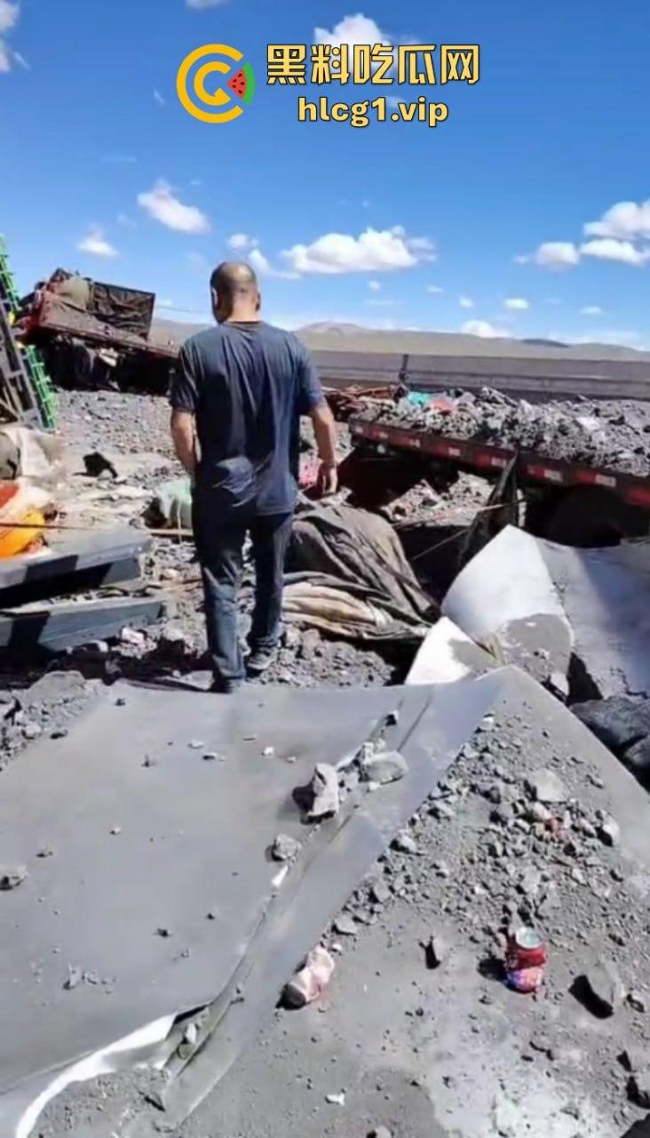 让人揪心!宁夏到西藏安多山高速公路发生惨烈事故 挂车相撞现场一片狼藉-3