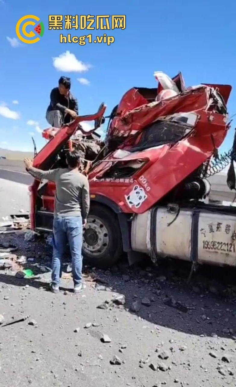让人揪心!宁夏到西藏安多山高速公路发生惨烈事故 挂车相撞现场一片狼藉-5