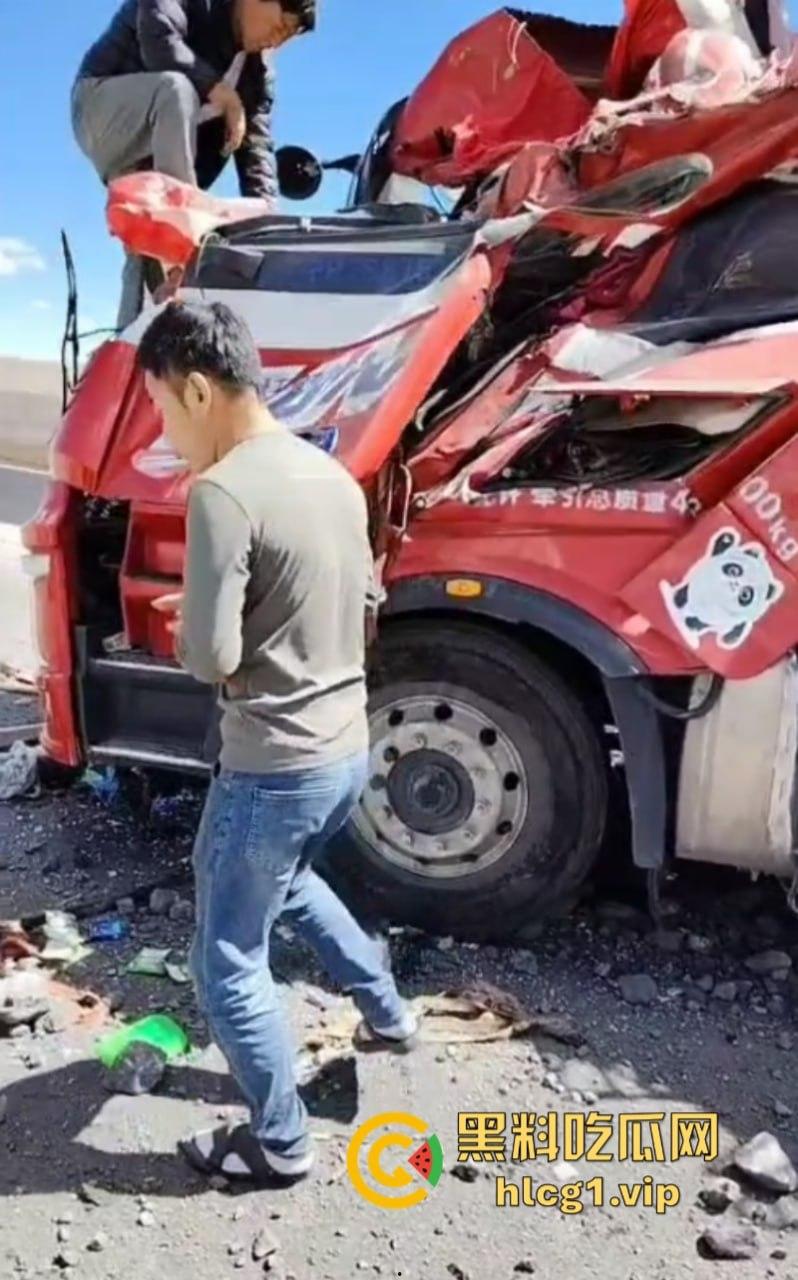 让人揪心!宁夏到西藏安多山高速公路发生惨烈事故 挂车相撞现场一片狼藉-9