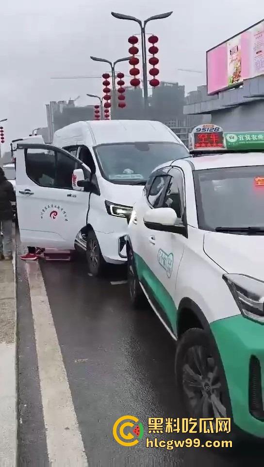 四川宜宾市高铁西站出租车司机开车睡着撞死个人，开车不睡觉睡觉不开车，这刚好到退休的年纪 ！-9