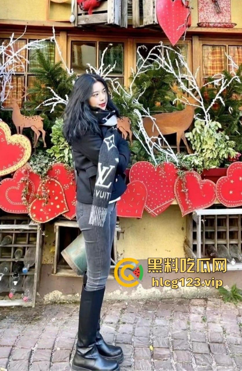 搭讪大神搞定复旦女博士！外表端庄，见到大鸡巴直接含嘴里，酒店里浪叫不停！-2