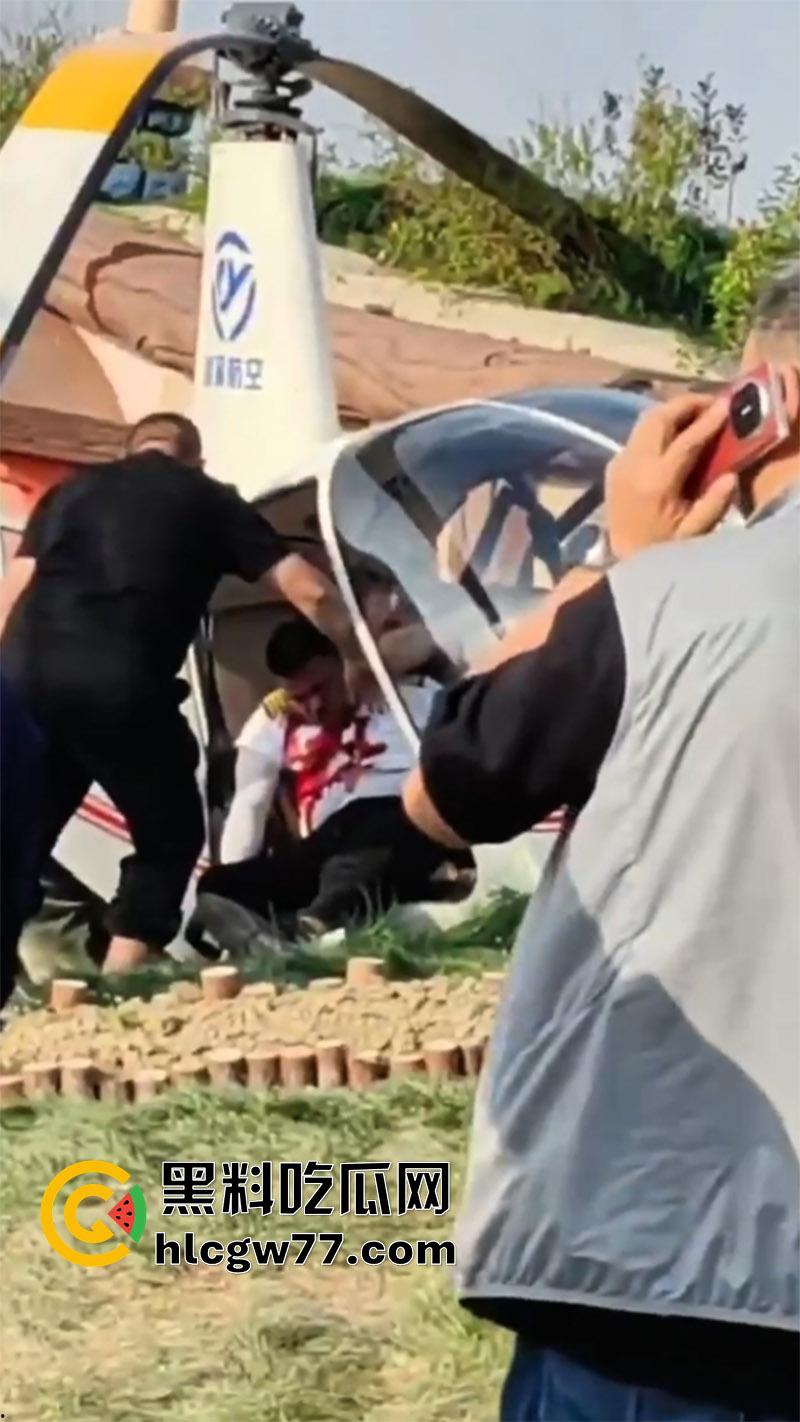 熊孩子惹大祸了，小型直升机降落，熊孩子弹弓射到机尾旋桨，导致机身不稳当场坠毁！-8