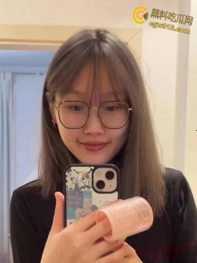 沈阳大学嫩妹【郭子萱】,情趣护士制服性感诱人,被男友蒙眼调教白丝足交, 中出颜射一脸太反差了 !-1