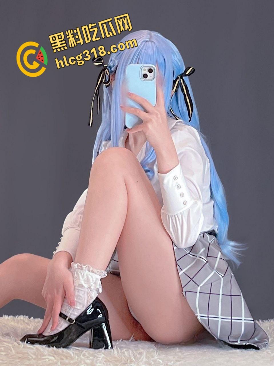 推特福利姬萝莉【Fansly】，白虎玉足嫩的如水，蕾丝内裤狗链手铐，母狗属性拉满真欠操！-1