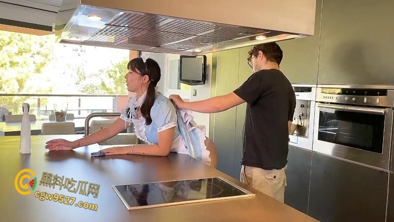 Onlyfans反差留学生【香蕉妹】，家庭保姆女仆兼职，被男主人强行脱裙后入，颜射一脸简直就是极品炮机！-1