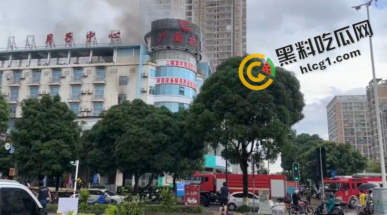 广西钦州钦北区宫保街 二楼商铺发生火灾 现场熊熊烈火 接警后火已扑灭 原因正在调查-3