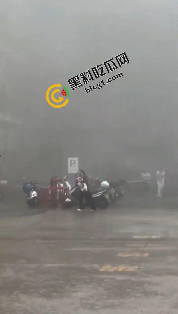 广西钦州钦北区宫保街 二楼商铺发生火灾 现场熊熊烈火 接警后火已扑灭 原因正在调查-6