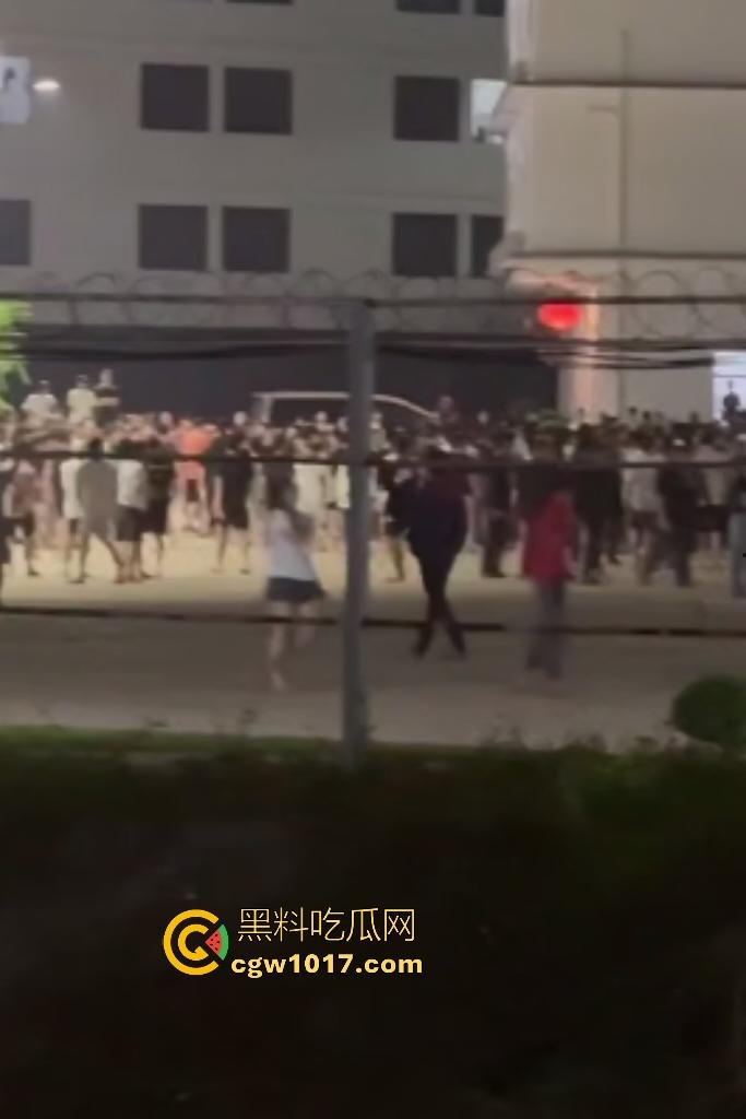 11月13日柬埔寨木牌金星园区大规模猪仔暴动，现场乱成一锅粥还有人开枪，赚不到钱猪仔们都集体起义了？-5