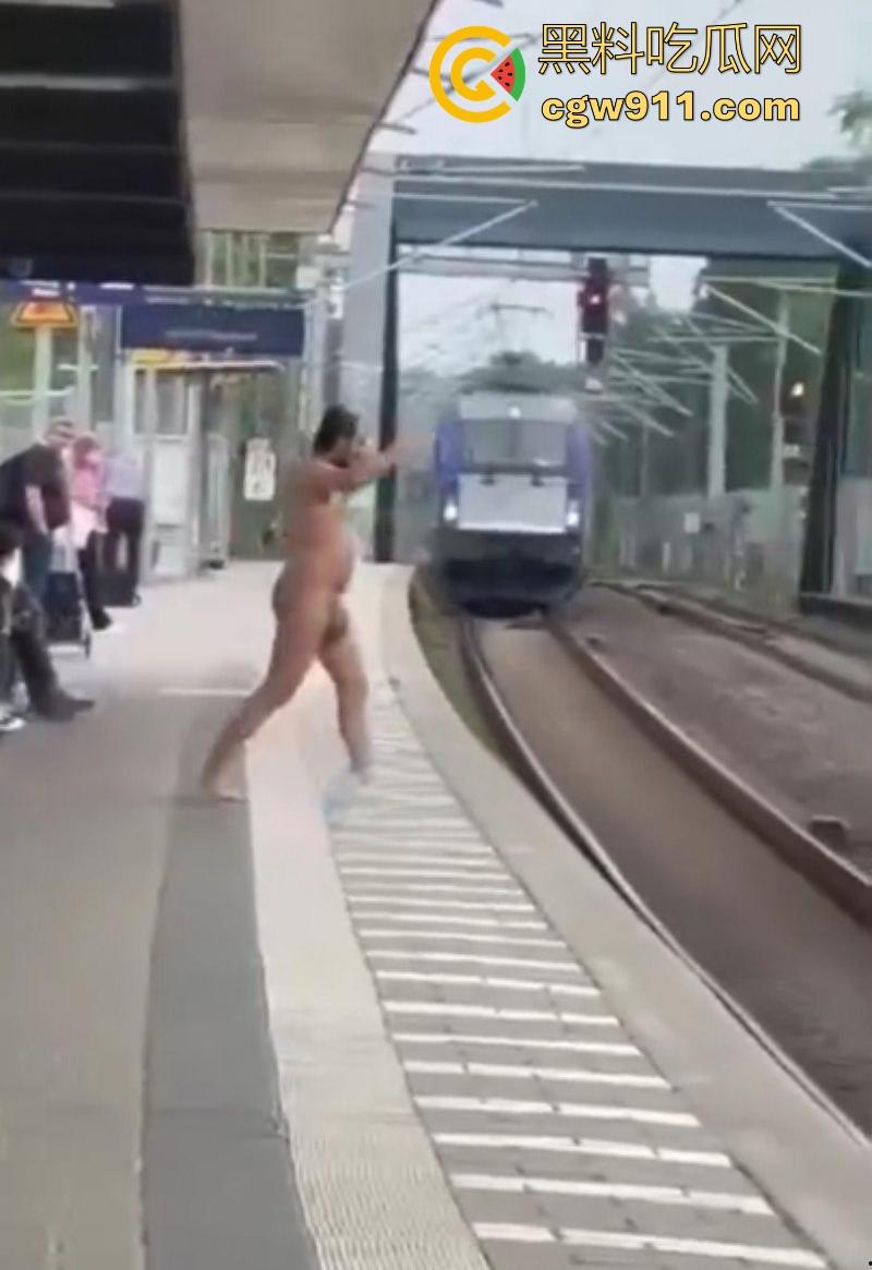 海外男子站台裸奔自杀，下定决心跳轨被火车碾压，身体碎片散落满地，画面血腥胆小勿入！-1