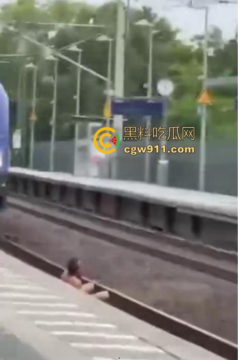 海外男子站台裸奔自杀，下定决心跳轨被火车碾压，身体碎片散落满地，画面血腥胆小勿入！-7