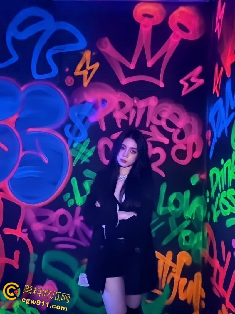 济南大学清纯嫩妹【宋雅欣】，高颜值极品身材，情趣黑丝诱人至极，出租房对镜后入，白嫩肥臀被疯狂打桩！-6