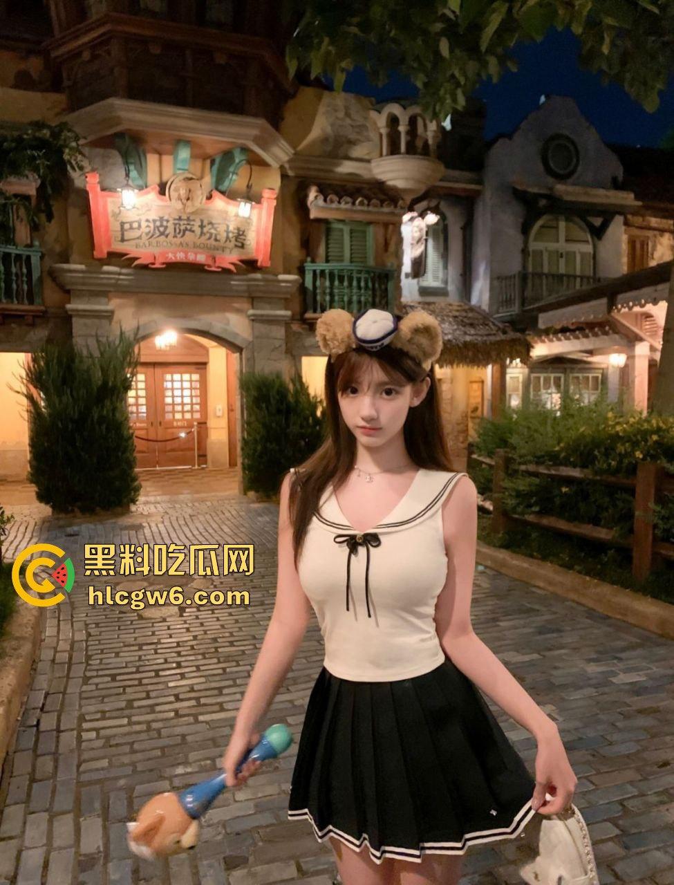 石家庄拜金人妻【林科汝】背着老公借口住闺蜜家，深夜出来陪两开路虎哥们3P，伺候得人骨头都酥了LV到手！-10