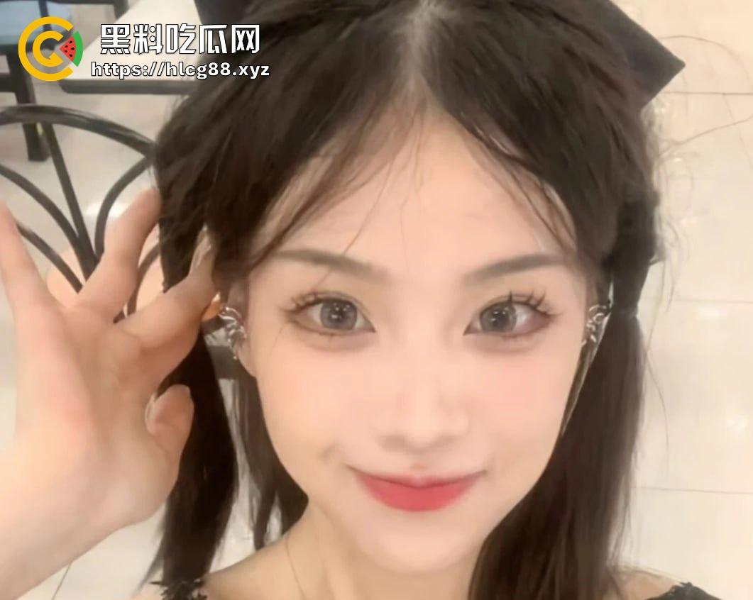 广东职业学院校花【李彤语】极品母狗酒店跪舔金主 馒头逼淫水哗哗流 视频流出曝光！-1