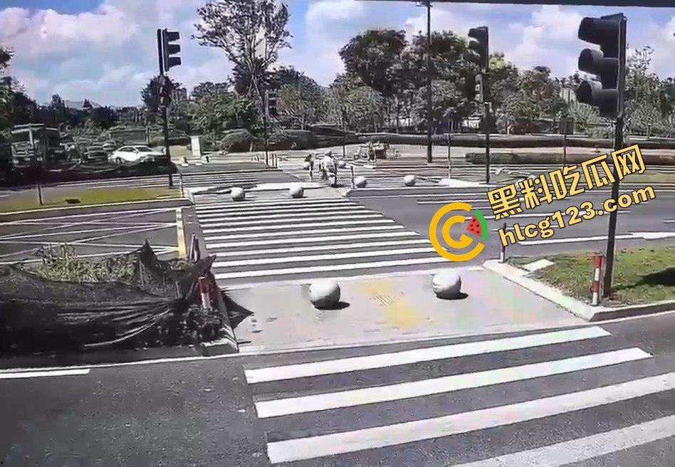 新能源车一脚油门直接把电动车撞飞!这速度是开的有多快?-7