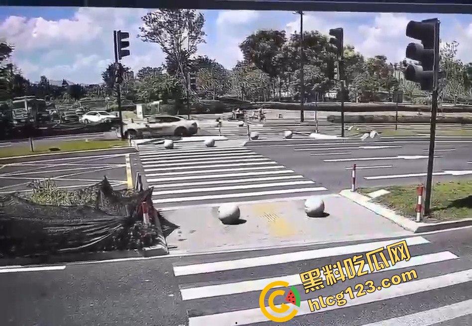 新能源车一脚油门直接把电动车撞飞!这速度是开的有多快?-9